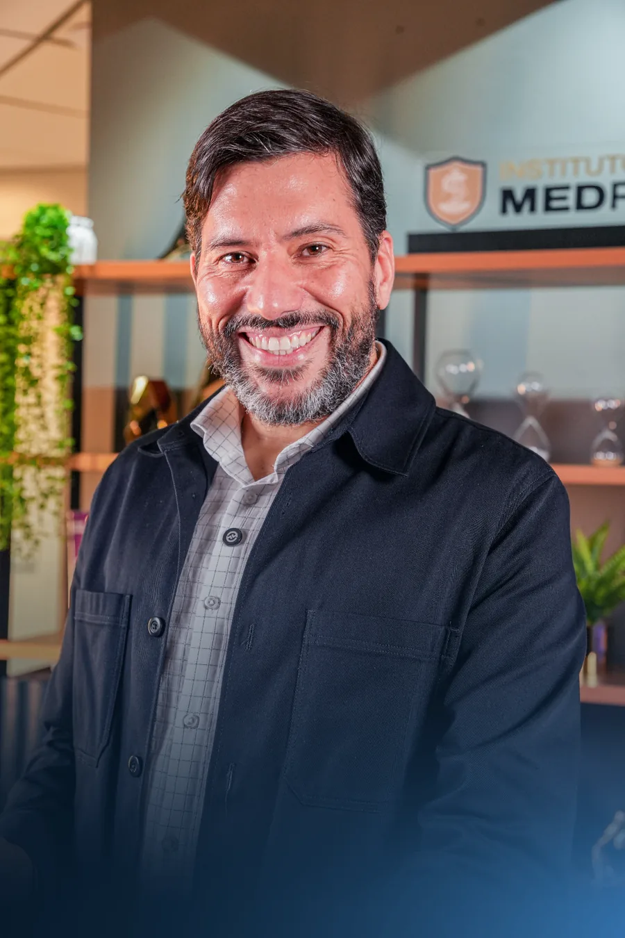 Dr. Rodrigo Souza, médico perito, com jaleco branco